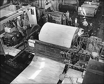 Лущение шпона на заводепо производству фанеры1950-е годы (США)
