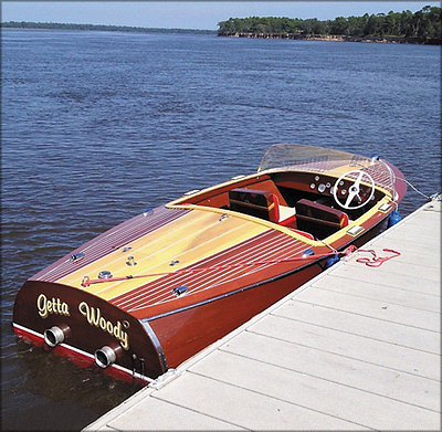 Отреставрированная лодка из фанеры производства компании Chris Craft 1956 года выпуска (США) 