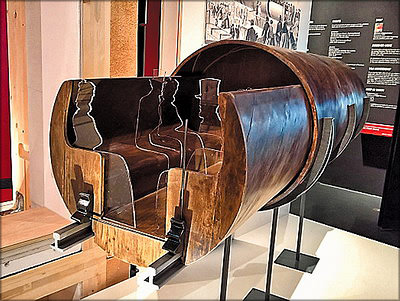 Прототип подвесной железной дороги Альфреда Эли Бича, изготовленный из фанеры. США, 1867 год – вагон, вмещающий 10 пассажиров