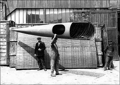 Фюзеляж истребителя SPAD-Deperdussin представлял собой конструкцию в виде монокока, выклеенного из фанеры, и настолько легкую, что его мог спокойно переносить один рабочий.Франция, 1913 год