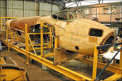 Самолет de Havilland Mosquito (DH-98). Великобритания – фюзеляж-монокок из фанеры на стапеле в процессе реставрации