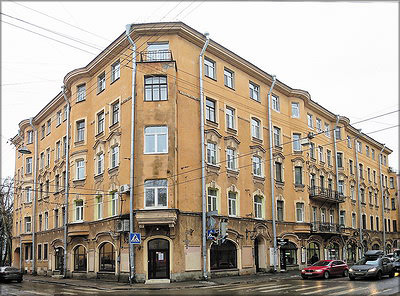 5. Эркер 4-го этажа дома на Петроградской стороне, Малый пр., 71, из которого был вынут пробковый кирпич 