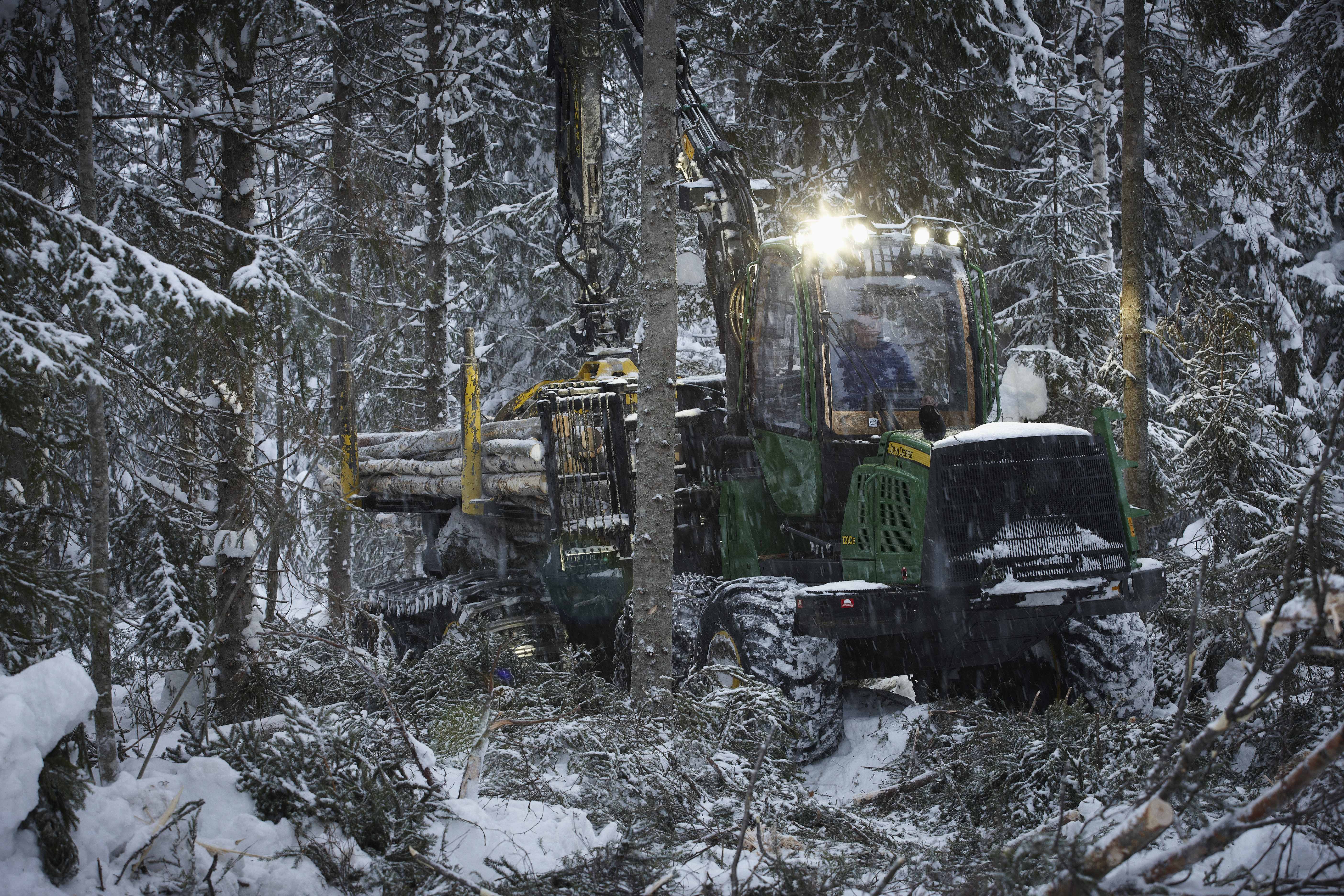 Форвардер John Deere 1210E на зимней лесозаготовке