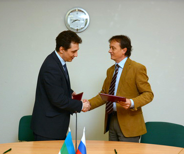 Руководитель Эжвинского района г. Сыктывкара Александр Калинин (слева) и генеральный директор АО «Монди СЛПК» Клаус Пеллер 