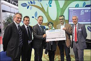 Представители Homag Group вручают сертификат на 2,5 тыс. евро благотворительной организации Solaris