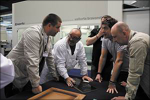 Участники тура обсуждают вопросы покраски деталей на заводе Superfici (SCM Group) в г.Монц