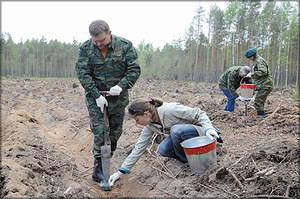 Губернатор Кировской области Никита Белых принял участие в посадке лесных культур