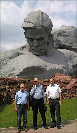 Павел Городник, Павел Лединек и Франц Валдхубер в мемориальном комплексе «Брестская крепость»