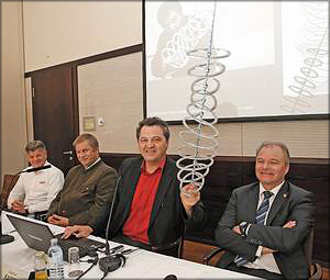 Слева направо: Вальтер Фареншон (Hundegger), Йоханнес Вольмахер (владелец лесного надела в Каринтии), дитмар Каден (главный архитектор башни Пирамиденкогель), Альберт Гюнцер (президент Klagenfurter Messe)