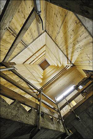 Лестничная шахта из древесины с бетонной лестницей