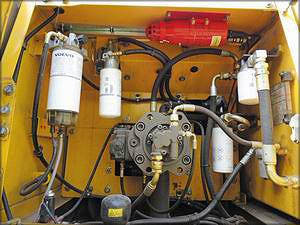Элементы системы пожаротушения, установленные на экскаваторе Volvo