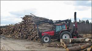 Рис. 2. Рубительная машина Farmi Forest на базе сельскохозяйственного трактора Valmet и ее дисковый рабочий орган 