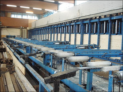 Рис. 4. Склеивание балки с переменной высотой сечения на заводе Stephan Holzbau
