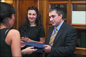 Михаил Дмитриев («ЛесПромИнформ») получает грамоту и приз «Лучшему медиа-партнеру» из рук представителей Института Адама Смита