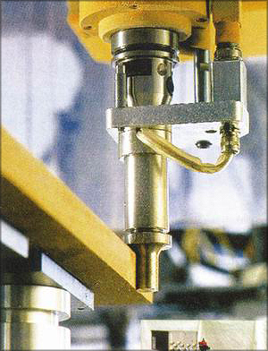 Рис. 2. Устройство для термовыглаживания кромок плит MDF (AKE Knebel GmbH, Германия) 
