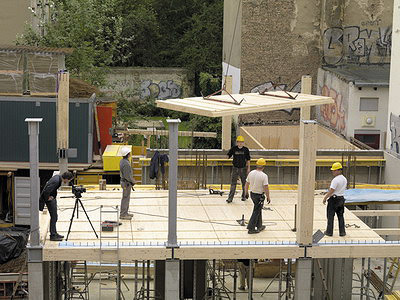 Рис. 1. Монтаж массивных деревянных панелей перекрытия при строительстве здания Е3 в Берлине