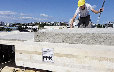 Рис. 4. Монтаж деревянно-бетонных элементов перекрытия заводского изготовления компании Mayr-Melnhof (Австрия)