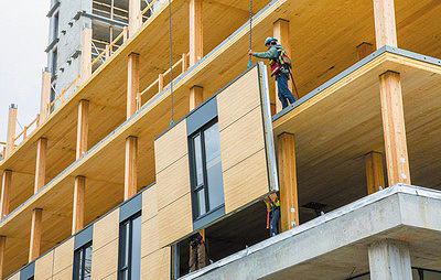 Рис. 8. Монтаж фасадных панелей полной заводской готовности при возведении первого корпуса UBC Brock Commons