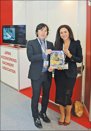  Таики Амано, ведущий специалист секретариата Японской ассоциации (JWMA) и Юлия Валайне («ЛесПромИнформ»)
