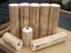 Брикеты, произведенные на ударно-механических прессах: слева цилиндрические брикеты из осины, справа брикеты Verdo из хвойной древесины от рубок ухода