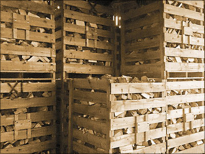 Рис. 8. Металлические и деревянные ящики для транспортировки, складирования и сушки дров