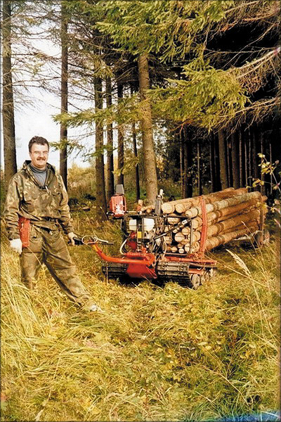 Рис. 4. Вывозка древесины с использованием мини-трактора Jonsered JH 129 PRO (Швеция)