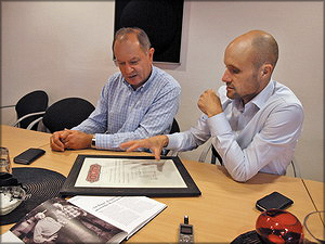 Справа налево: директор компании Давид Кварнстранд и начальник отдела продаж Игорь Лапченко 