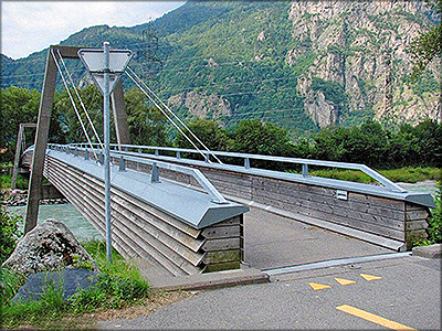 Рис. 2. Современный пешеходный деревянный мост в Швейцарии. Несущие конструкции защищены нержавеющей сталью и досками 