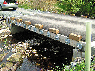 Рис. 4. Мост на лесной дороге с самонесущей плитой из досок (stress-laminated deck) 
