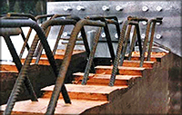 Рис. 9. Наклонные загнутые штыри, обеспечивающие сцепление железобетонной плиты с деревянной конструкцией (для дополнительного сцепления на поверхности клееного элемента сделаны зубчатые уступы) 