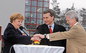 Ангела Меркел, канцлер Германии, открывает ТЭС Wartsila BioPower в Баден-Бадене (Германия)