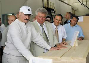 Александр Лукашенко во время посещения ОАО «Ивацевичдрев»
