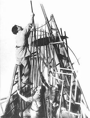 И. Меерзон, Т. Шапиро и В. Татлин во время работы над моделью памятника III Интернационалу