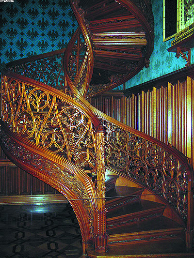 Винтовая лестница из дубовой древесины в замковом комплексе Леднице, 
Чехия