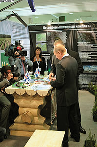 Владимир Путин на стенде Департамента лесного комплекса Новгородской области