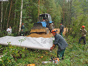 Фото 1. Строительство лесной дороги с использованием геотекстиля Typar