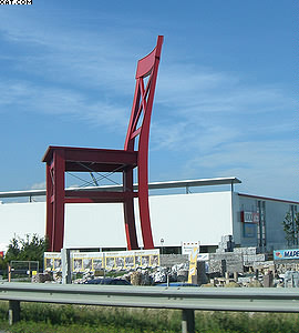 Известный пример применения в строительстве клееного бруса, изготовленного с использованием зубчато-клиновидного шипового соединения: самый большой в мире стул перед одним из супермаркетов в Нюрнберге (Германия)