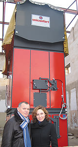 Анатолий Бабичев («Поставский мебельный центр») и Елена Шумейко («ЛесПромИнформ») у котла Uniconfort Global/G-300 (мощность − 3,5 МВт, вес − 58 т)