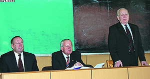 Президиум конференции (слева направо): профессора СПбГЛТА Владимир Сергеевичев, Анатолий Чубинский, Владимир Онегин