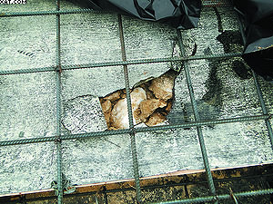 При обследовании установлено, что армирование монолитной плиты камина выполнено на подсыпке из песка толщиной 100 мм