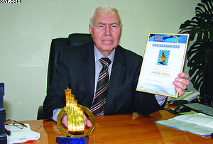 Генеральный директор ОАО «Лесплитинвест» Анатолий Бычков с наградой «Европейский стандарт»