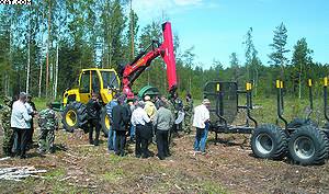 Лесной трактор LKT-82 c прицепом-форвардером