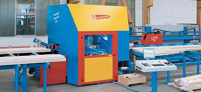 Раскрой пиломатериалов и изготовление отдельных деталей домокомплекта по немецкой технологии ведется на автоматизированном станке Hundegger
