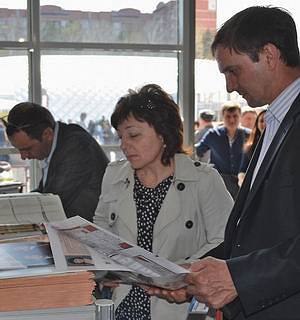 Посетители выставки ориентируются по планировкам, размещенным в газете «ЛесПромФОРУМ»