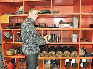 Мастер Андрей Осипов у стеллажа с комплектующими