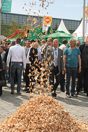Демонстрация работы рубительной машины на открытой площадке выставки Ligna