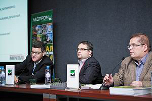 Слева направо: Аркадий АЛЕКСЕЕВ (Minda), Олег ПРУДНИКОВ (ЛесПромИнформ), Александр ПОГОРЕЛЬЦЕВ (ЦНИИСК)