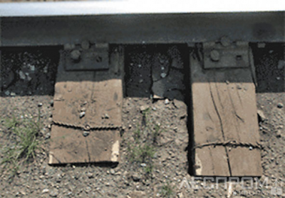 Экспериментальные шпалы, уложенные в главном грузовом пути станции Свердловск – Пассажирский: слева – пропитанная препаратом группы ССА (эксплуатируется 11 лет), справа – креозотом (эксплуатируется 1 год).