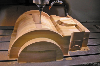 Рис. 2. Фрезерование модели из переклеенной древесин