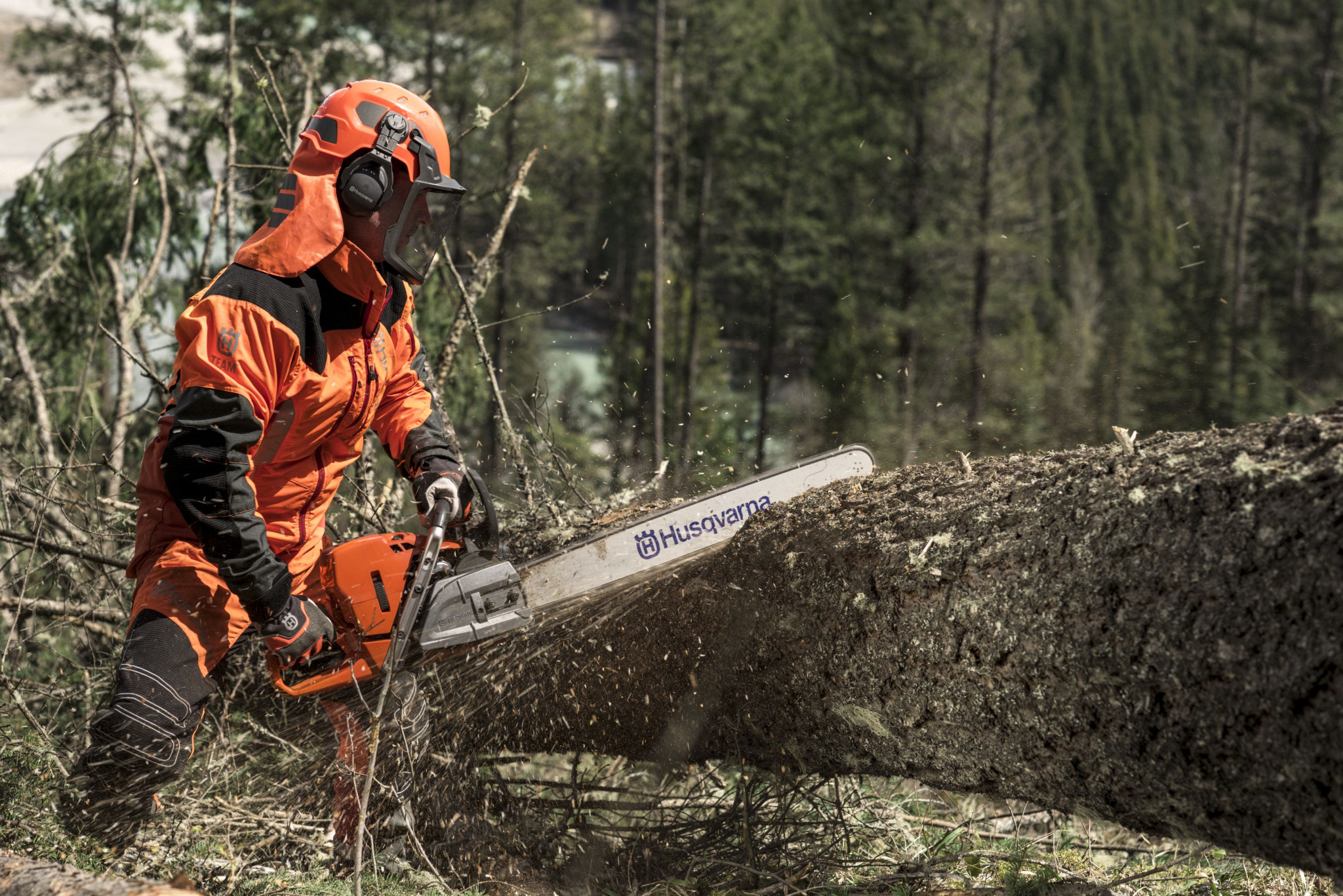 Бензопила worker. Бензопила Husqvarna 572 XP. Пила Husqvarna 572xp. Бензопила Husqvarna 572-XP 18". Костюм вальщика Хускварна.